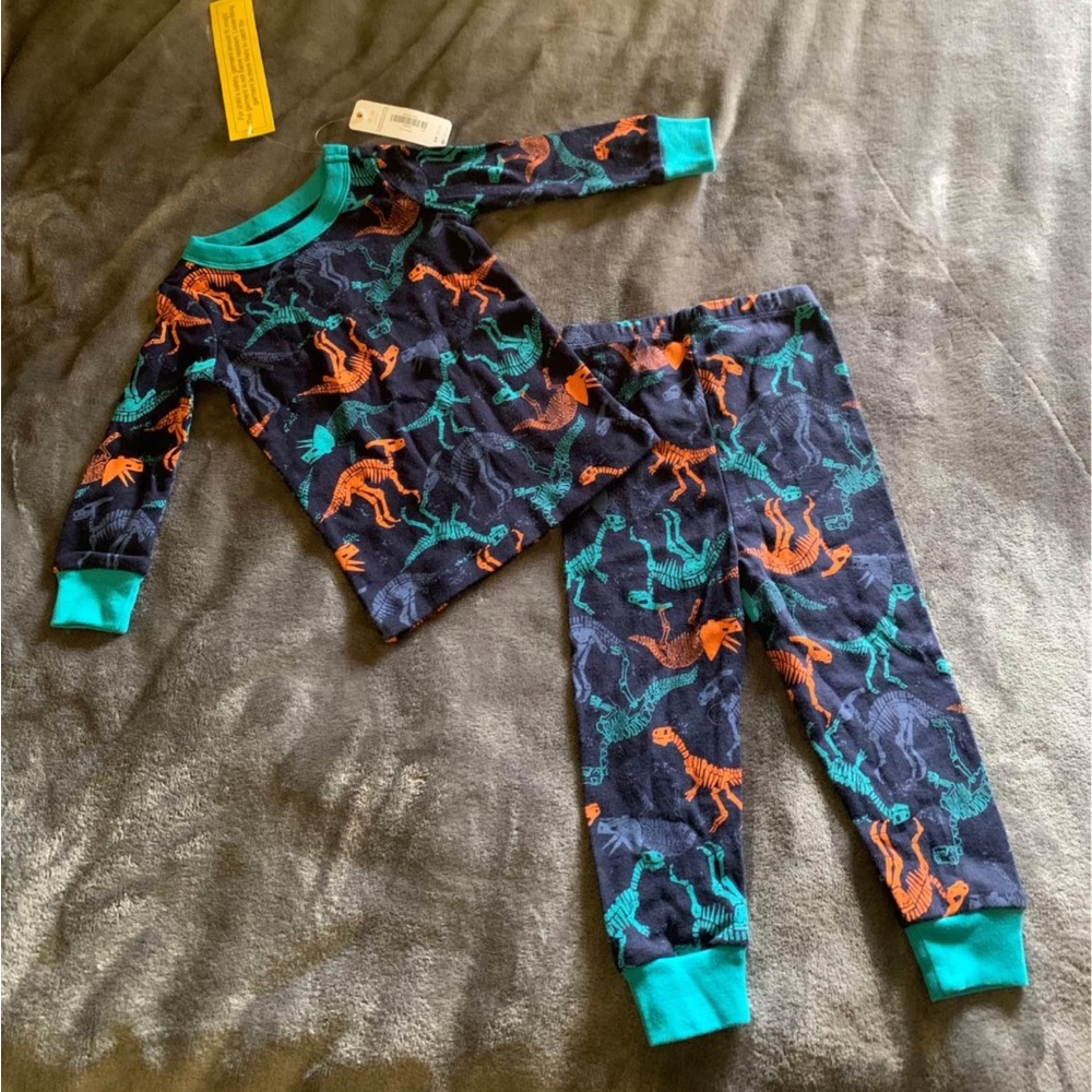 NWT 18-24 mos. Gymboree dino toddler pajamas
100% cotton, snug fitting, navy